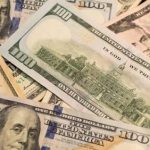 El dólar y el euro se mantienen estables mientras el oro sube