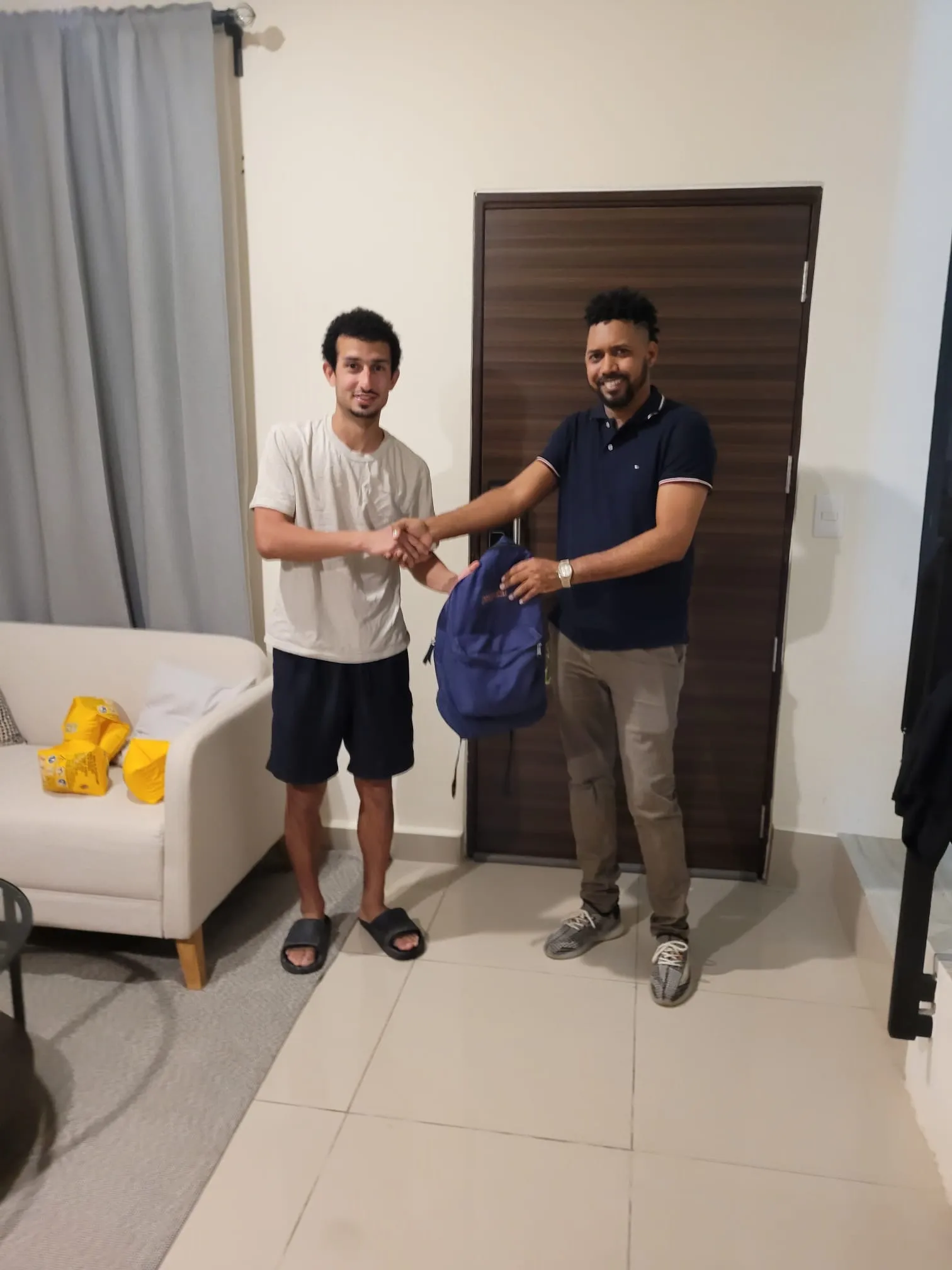 Conductor de Uber devuelve mochila con pasaportes olvidada por turistas en Bávaro