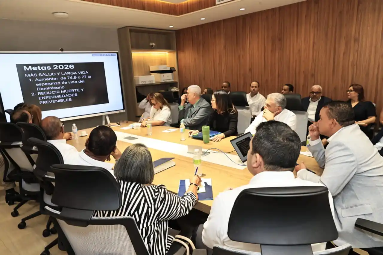 Titular SNS se reúne con directores de la sede central y regionales para presentar metas de salud 2026
