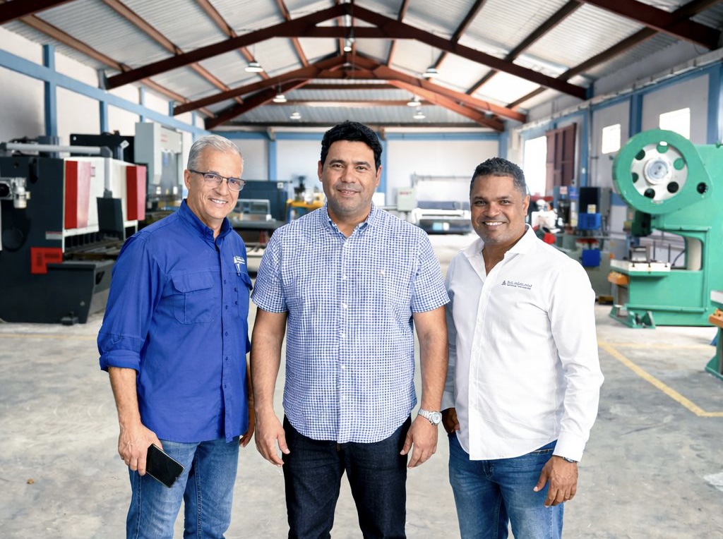 Senador de La Altagracia visita planta industrial en Punta Cana