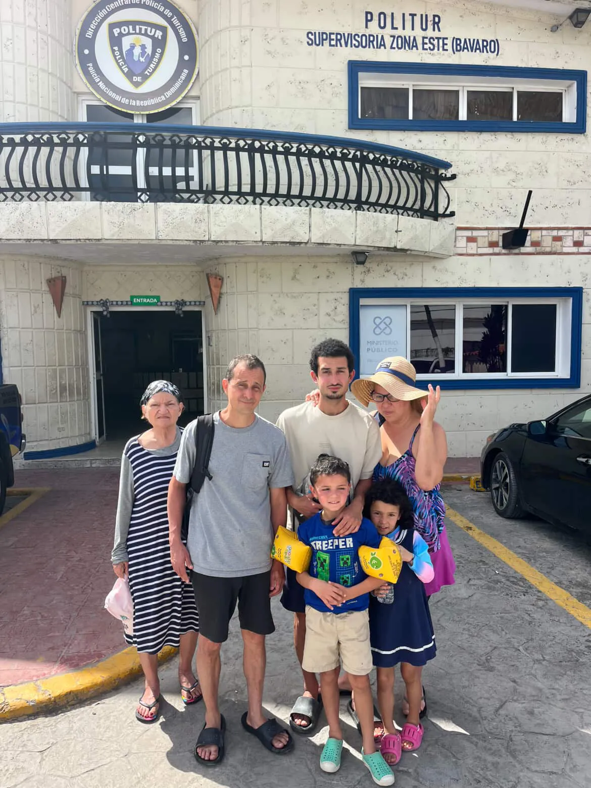 Familia de turistas pierde mochila con pasaportes y documentos en Uber de Bávaro