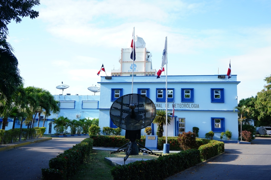 Indomet pronostica lluvias aisladas y mantiene recomendaciones marítimas en ambas costas