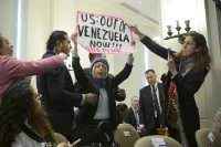 Manifestante irrumpe en la OEA y acusa a EE.UU. de actuar en Venezuela por el petróleo