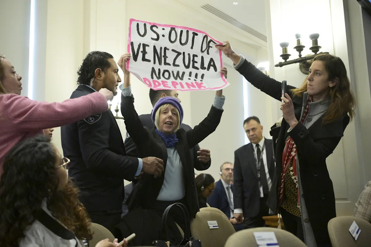Manifestante irrumpe en la OEA y acusa a EE.UU. de actuar en Venezuela por el petróleo