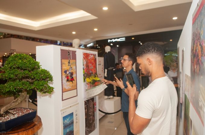 Embajada de Japón inaugura exposición de calendarios 2026 y trajes tradicionales