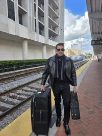 Tony Batista pone voz a la realidad de la diáspora con su canción “Me voy de New York»