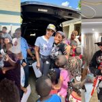 Figuras celebran el Día de Reyes llevando juguetes a niños de todo el país