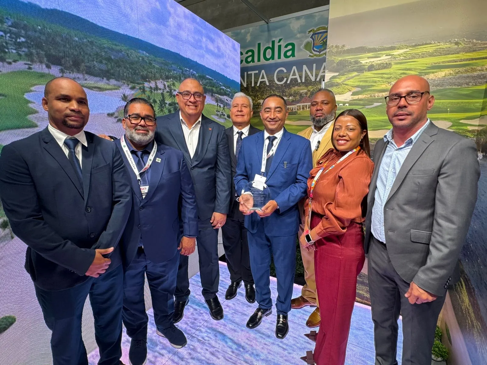 ADOMPRETUR Punta Cana reconoce a Manolito por stand histórico en FITUR 2026