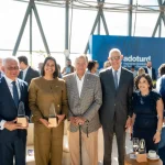 Presidente del Senado, Ricardo de los Santos, recibe reconocimiento de ADOTURD por su apoyo al deporte dominicano