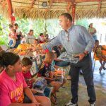 Alcaldía de Verón–Punta Cana comparte entrega jueguetes a niños de Juanillo y Suero