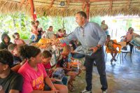 Alcaldía de Verón Punta Cana entrega juguetes a niños de Juanillo y Suero
