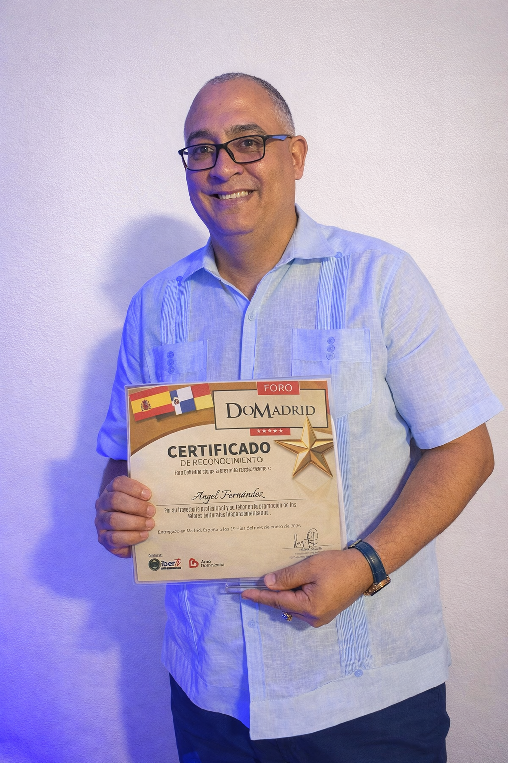 Ángel Fernández recibe reconocimiento en Madrid por su trayectoria y aporte a la promoción cultural