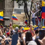 Cientos protestan frente a la Embajada de EE.UU. en Buenos Aires contra captura de Maduro