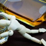 El teletrabajo dispara el consumo oculto de alcohol, advierte estudio en Reino Unido