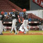 Leones del Escogido se acercan a la final tras vencer a Gigantes en San Francisco