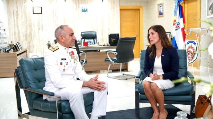 Embajadora Leah Campos se reúne con el presidente de la DNCD para reforzar lucha contra el narcoterrorismo