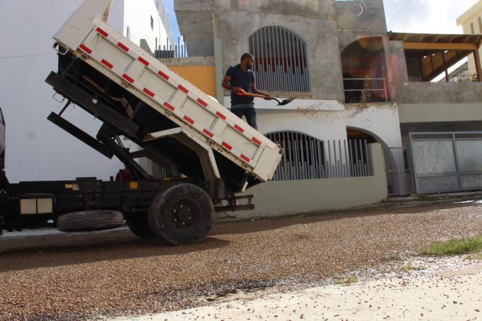 Comienzan proceso de asfaltado en calles de Lantigua en Verón