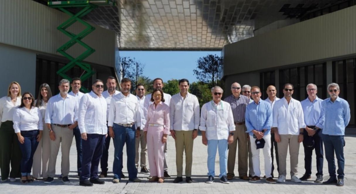 Familia Rainieri y Ministro de Cultura recorren el primer centro cultural de Punta Cana