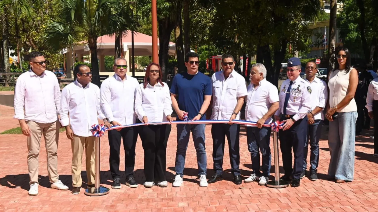 Ministerio de Turismo entrega renovado el parque Duarte en Samaná