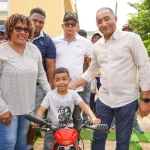 Alcaldía realiza entrega de Reyes en comunidades de Verón–Punta Cana