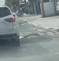 Aumentan quejas por hoyos en Ave. España, Bávaro: residentes improvisan reparación