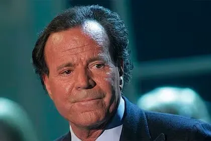 Julio Iglesias niega acusaciones de abuso desde Punta Cana/Madrid y defenderá su postura