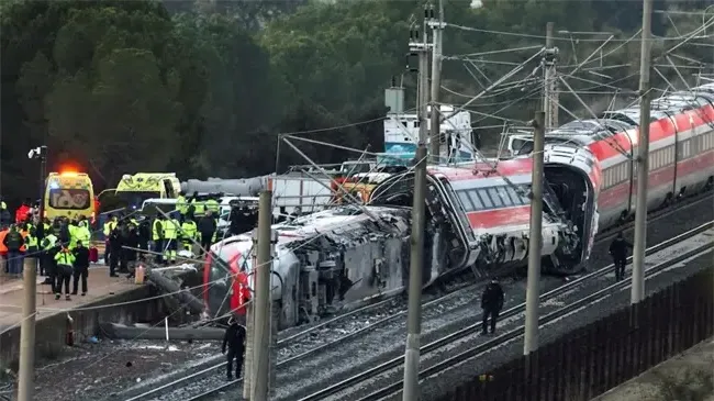 Aumentan a 39 los muertos tras accidente de trenes en España