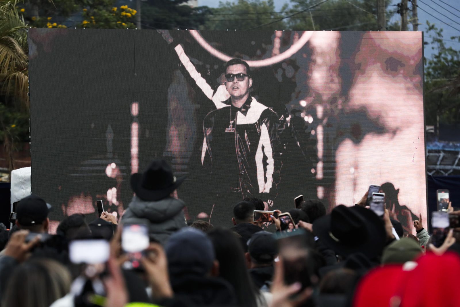 Miles de personas se reúnen en Bogotá para despedir con música y velas a Yeison Jiménez