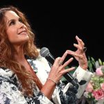 La cantante mexicana Lucero celebra 46 años en los escenarios con un viaje musical a sus inicios
