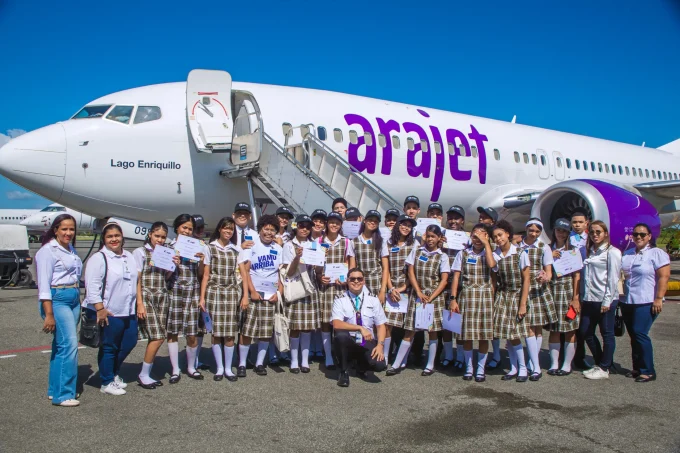 Arajet impulsa el interés por la aviación con una nueva edición de “Piloto por un Día” junto a niños del Instituto Ángeles Custodios