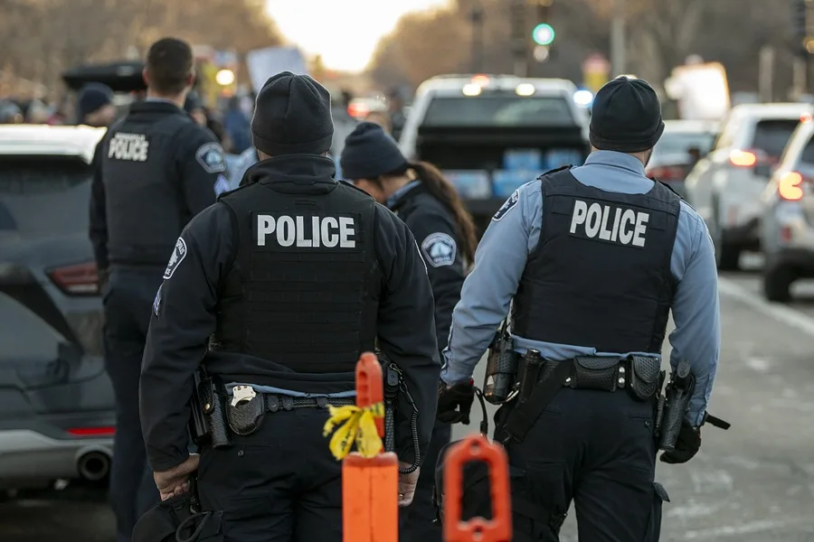 ¿Podría ser condenado el agente de ICE que mató a una mujer en Mineápolis (EE.UU.)?