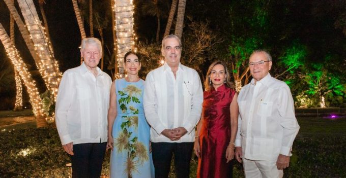 Bill y Hillary Clinton reciben el 2026 en Punta Cana