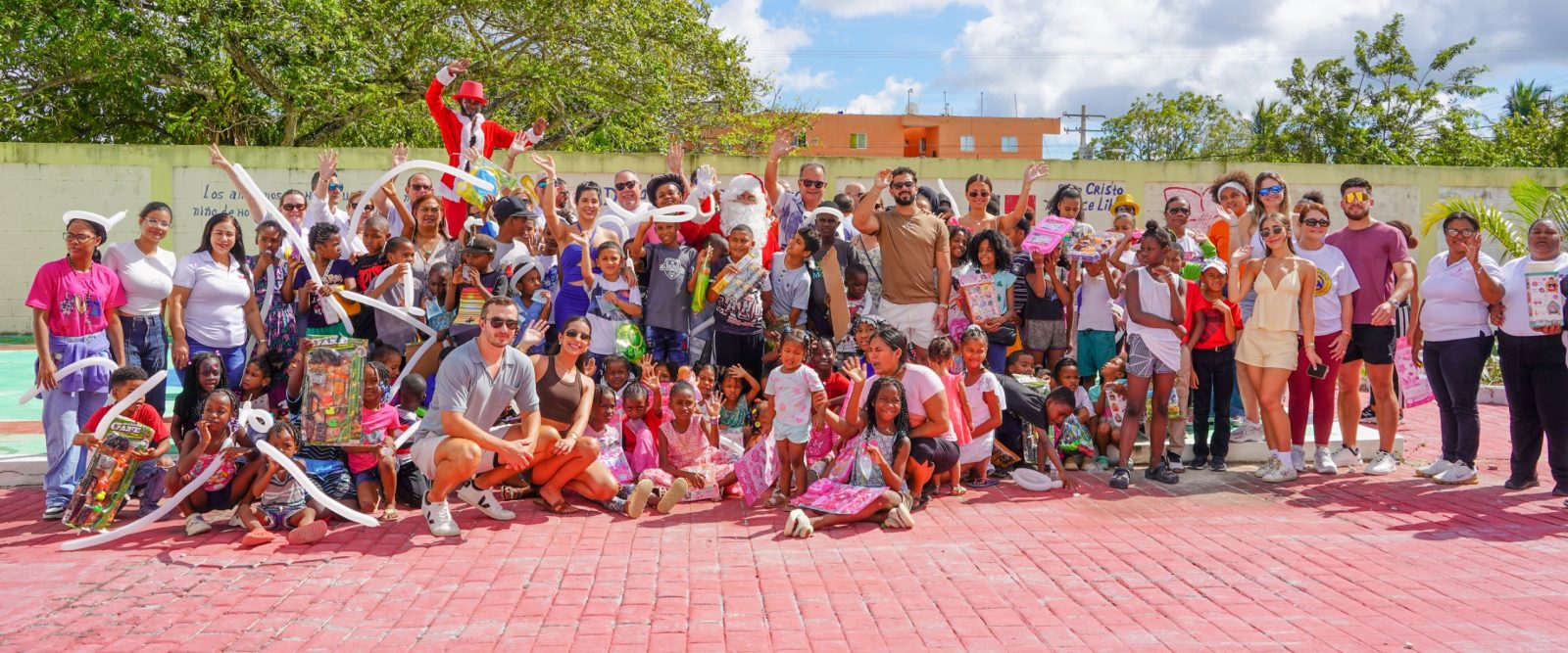 Fundaciones Mi Milagro Isanely y JJJ Acevedo realizan entrega de juguetes por el Día de Reyes en Verón