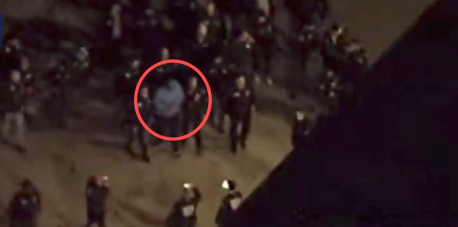 Maduro desciende esposado del avión militar tras aterrizar en Nueva York