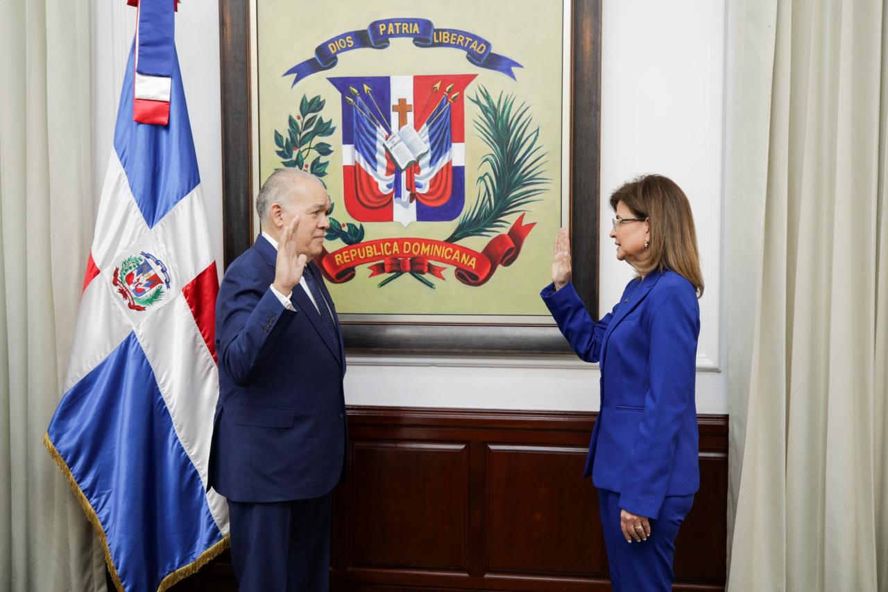 Raquel Peña juramenta a Pedro Urrutia como nuevo director de la DGII