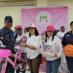 Sonrisas y juguetes fortalecen a la familia policial en Bonao