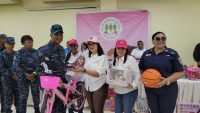 Sonrisas y juguetes fortalecen a la familia policial en Bonao