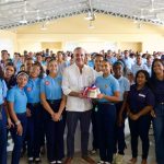 Abinader impulsa a estudiantes de Neiba a aprovechar las becas que ofrece el gobierno
