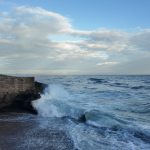 Surfistas aprovechan oleaje en Güibia ante condiciones atmosféricas inestables