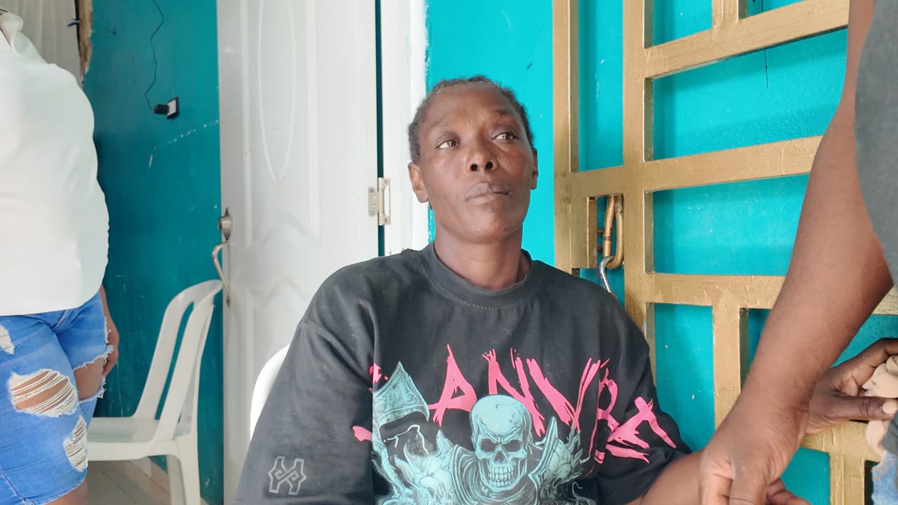 Parientes aguardan entrega del cuerpo de mujer fallecida en su residencia en San Antonio de Guerra