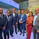 ADOMPRETUR distingue a alcalde de Verón Punta Cana por stand en FITUR