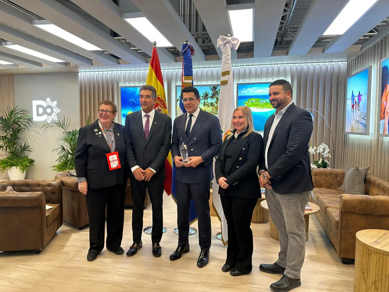 ADOPETUR y OPETUR distinguen al ministro de Turismo David Collado durante FITUR 2026
