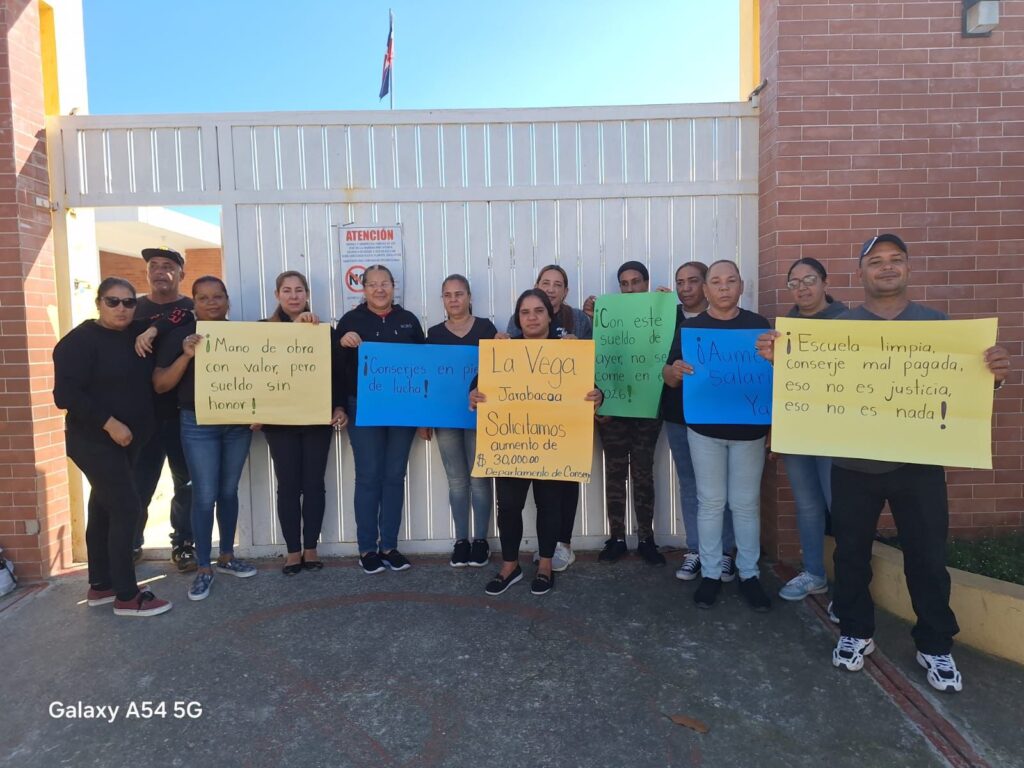 Conserjes y administrativos de escuelas públicas realizan protesta pacífica en Jarabacoa por aumento salarial | 6 | Conserjes y administrativos de escuelas públicas realizan protesta pacífica en Jarabacoa por aumento salarial - Noticias de hoy en República Dominicana | De Último Minuto