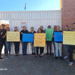 Conserjes y administrativos de escuelas públicas realizan protesta pacífica en Jarabacoa por aumento salarial