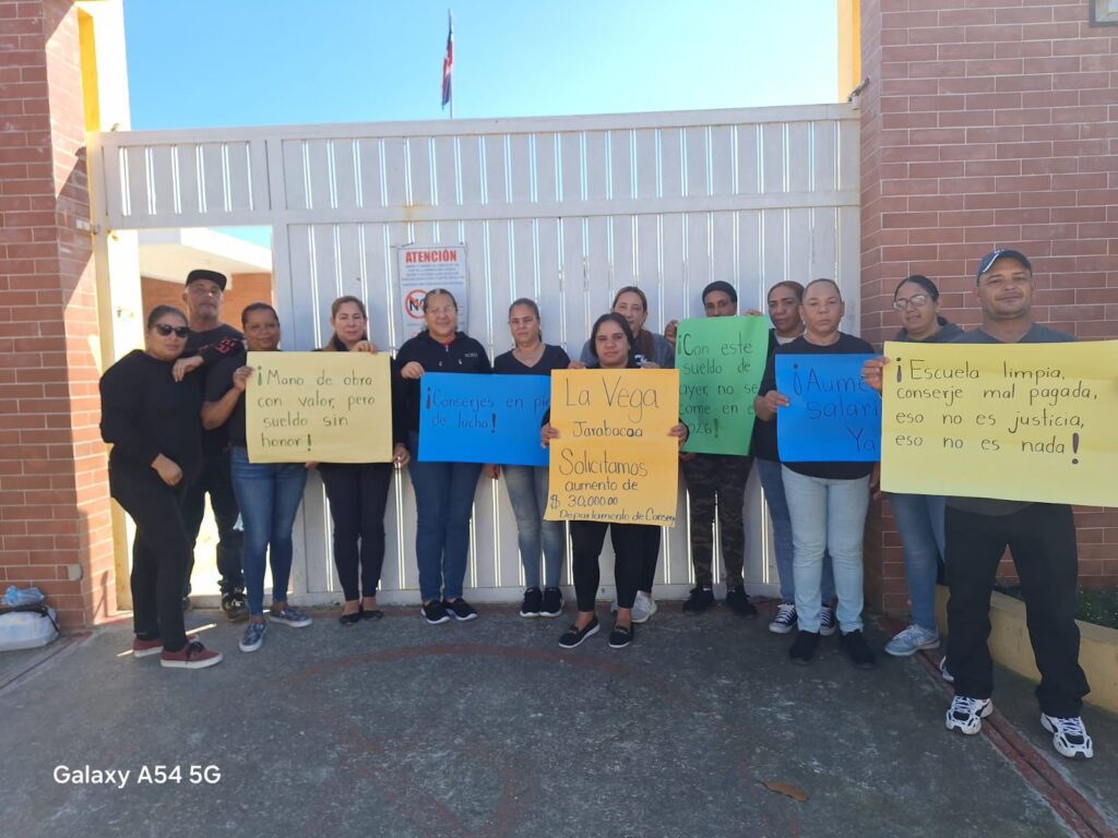 Conserjes y administrativos de escuelas públicas realizan protesta pacífica en Jarabacoa por aumento salarial | 7 | Conserjes y administrativos de escuelas públicas realizan protesta pacífica en Jarabacoa por aumento salarial - Noticias de hoy en República Dominicana | De Último Minuto