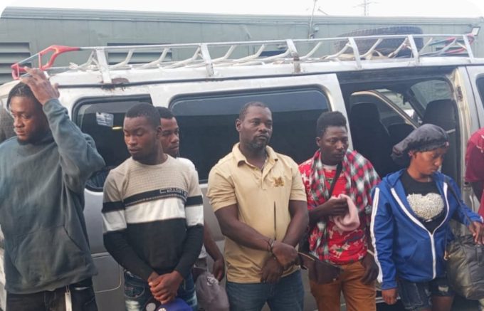 Detienen chofer con siete haitianos indocumentados en Azua