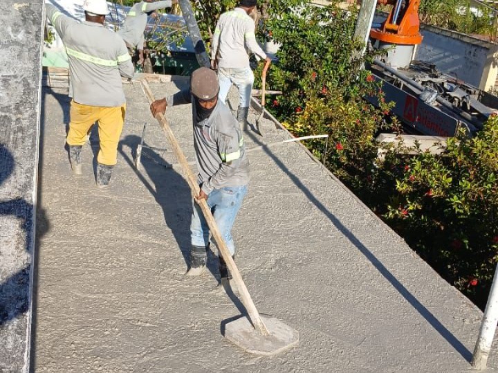 Avanza construcción del Centro Comunal de Macao con vaciado del plato estructural