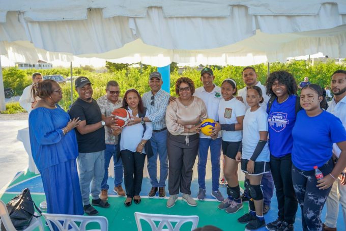 Alcaldía inaugura cancha en Punta del Mar con inversión de 1.7 millones