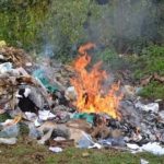 Vecinos incendian basura en Los Alcarrizos ante semanas sin recogida