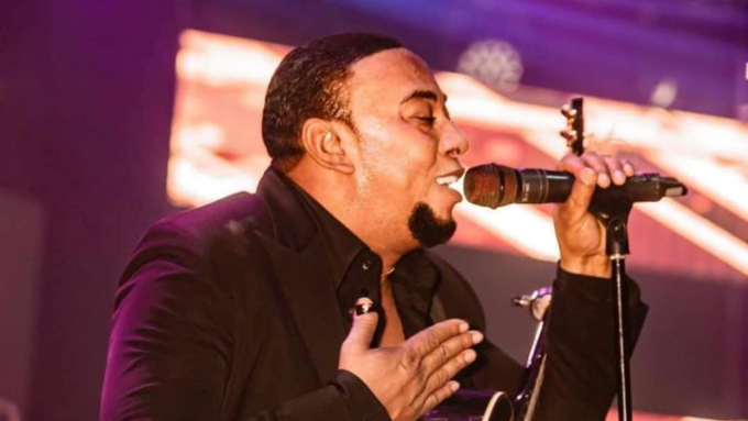 El rostro de Anthony Santos genera comentarios tras presentación en Montecristi